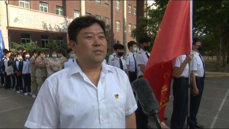 學(xué)校政教主任接受采訪